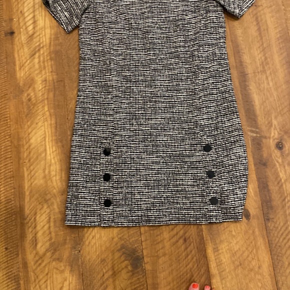 Tweed dress - buttons at the bottom and puff sleeves - Picture 4 of 4